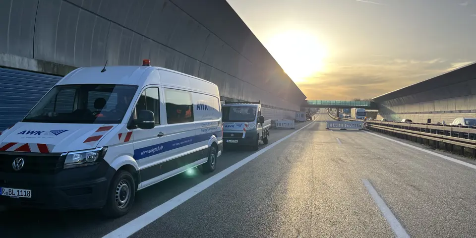 Schallabsorbierende Materialien in moderner Lärmschutzwand am Brückenersatz